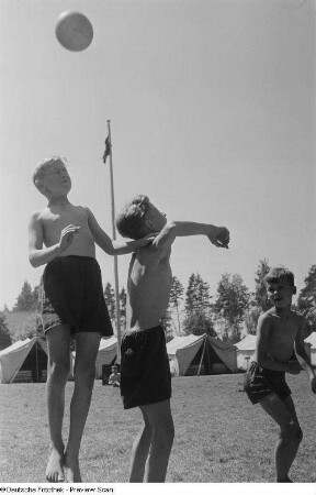 Kinder beim Fußballspielen