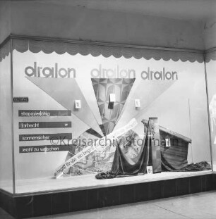 Kaufhaus Nickel: Mühlenstraße: Schaufenster mit Dralon-Stoffen