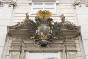 Zwei Frauen eine Krone haltend, kaiserliches Wappen mit Reichsadler