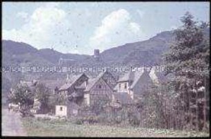 Die Gemeinde Burgen mit Blick auf die Ruine der Burg Bischofstein an der Mosel