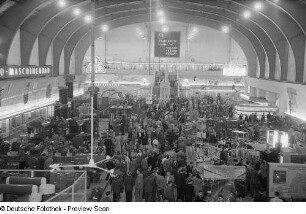 Exponate der Vereinigung Volkseigener Betriebe des Elektromaschinenbaus (VEM) auf der Leipziger Herbstmesse 1954