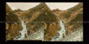 Wanderer vor Wasserfall (Islitzfall im Dorfertal) im Gebirge