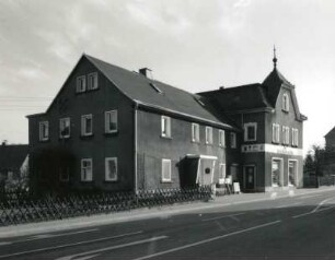 Neukirch (Lausitz), Zittauer Straße 1. Wohnhaus mit Laden im Anbau (um 1870, um 1910)