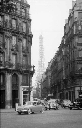 Paris: Durchblick zum Eiffelturm