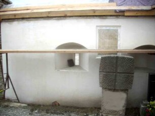 Kirchhofmauer im Süden mit Schießscharte in Brusthöhe über Kirchhof