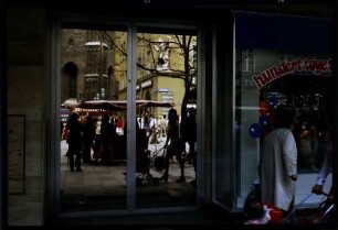 München: Spiegelung in einer Glastür