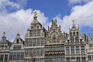 Antwerpen - Häuser am Großen Markt : Jeder Hausgiebel am Großen Markt ist mit einer vergoldeten Figur geschmückt, aufgenommen in Antwerpen am 3. April 2010