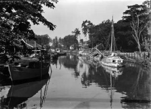 Wasserkanal : Alter Wasserkanal in Jakarta.