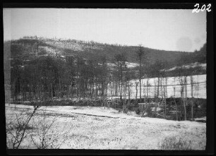 Zwischen Ars-sur-Moselle (Dep. Moselle, Frankreich) und Gravelotte (Saint-Privat-la-Montagne, Dep. Moselle, Frankreich): verschneite Senke und Anhöhe ("Zwischen Ars und Gravelotte. Februar 1915")