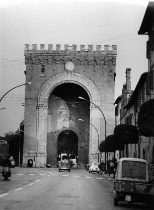 Siena. Stadtbefestigung. Stadttor