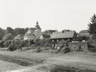 Hainewalde, Blick über die Mandau nach Westen auf Neues Schloss und Ort