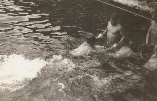 Schwimmen. Beinbewegung im Gleiten. Ziehen durch Helfer