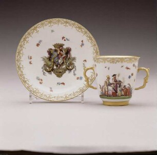 Becher und Unterschale mit Allianzwappen Albani und Borromeo sowie Chinoiserie