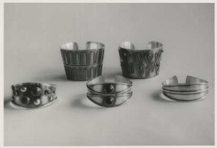 Verschiedene Armspangen aus Silber von Hilde Vollers