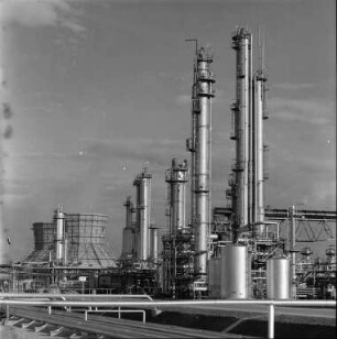 Einweihung der Esso-Raffinerie und des Ölhafens.