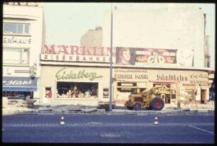 Straßenbauarbeiten vor einer Geschäftsstraße