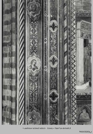 Fresken der Chorkapelle : Choreingang, Ornament und Vierpässe mit Heiligen