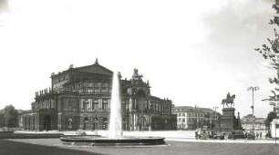 Dresden-Altstadt. Theaterplatz mit Opernhaus und Reiterdenkmal König Johanns