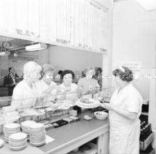 Kuchentheke in der Kantine des VEB Berliner Glühlampenwerk "Rosa Luxemburg"