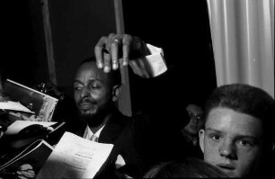 Donaueschingen: Donaueschinger Musiktage; Stadthalle; Modern Jazz Quartet; Percy Heath mit Hand