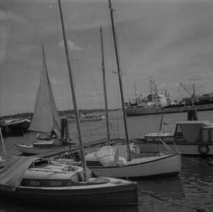 Stralsund. Hafen, im Vordergrund Segelschiffe