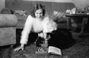 Bukarest: Söhnchen [Festenberg] mit Mama und Buch