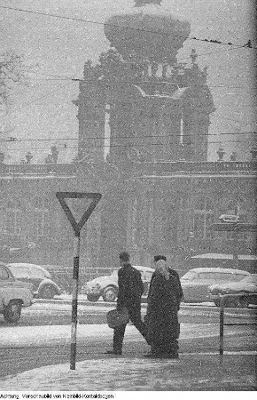 Winter in Dresden, Katzen im Schnee, Treibeis auf der Elbe, Schneetreiben am Postplatz, Frau beim Streuen des Gehweges, Pioniere beim Wintersport: Rodeln, Eislaufen, Eisstockschießen, 1959 - 1963