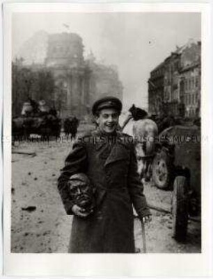 Der Dichter Jewgeni Dolmatowski als Sowjetsoldat vor dem Berliner Reichstag (mit Hitler-Büste im Arm)