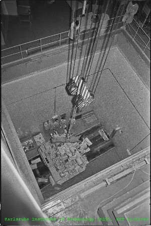 Transport eines Kompressors für das Projekt Kalte Neutronenquelle (Projekt FR2/16) in den Forschungsreaktor 2 (FR 2)