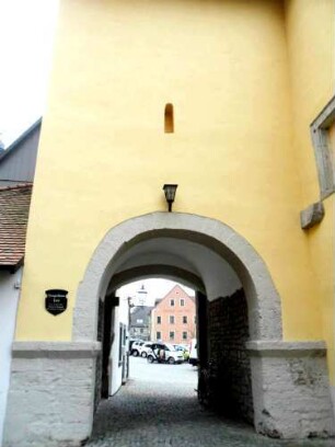 Stadtkirche - Kirchhof-Weinglöckleinsturm über Kirchhof - ehemaliges Torhaus (Schießscharte im Mittelgeschoß erhalten) mit einst drei Toren in der Durchfahrt