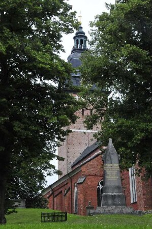 Strängnäs - der Turm des Domes : Der Turm des Domes überragt die Stadt, aufgenommen am 23. Juli 2012 in Strängnäs