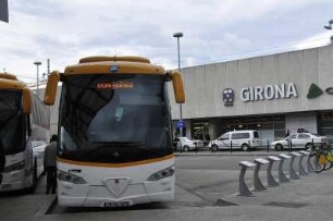 Girona - Hauptbahnhof : Reisebusse parken im Busbahnhof vor dem Hauptbahnhof, aufgenommen am 16. April 2012 in der Altstadt von Girona