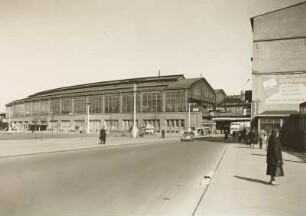Berlin, Friedrichstraße mit Bahnhof Friedrichstraße : Ansicht von Südosten