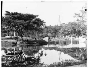 Rangun, Birma. Victoria-Park mit Brücke über den See, Blick auf die Spitze der Shwedagon-Pagode