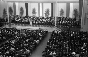 Freiburg: Besetzte Bühne der Stadthalle, vom Rang