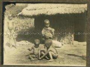 Spielende afrikanische Kinder