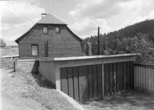 Klingenthal-Zwota, Alter Weg 5. Wohnhaus. Giebelseite. Ansicht mit Garagen