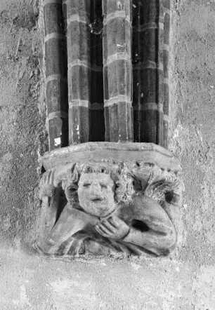 Konsole mit der Halbfigur eines Mannes