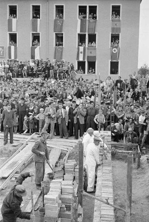Grundsteinlegung für Hoyerswerda-Neustadt : Połoženje zakładneho kamjena za Wojerecy-Nowe město, dnja 31.8.1955 : Hoyerswerda / Wojerecy
