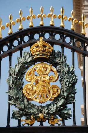 Wappen am Außengitter des Palastes