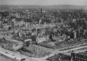 Dresden. Blick vom Rathausturm nach Osten über die Trümmer der Innenstadt nach Johannstadt mit Johanniskirche, vorn die Johann-Georgen-Allee