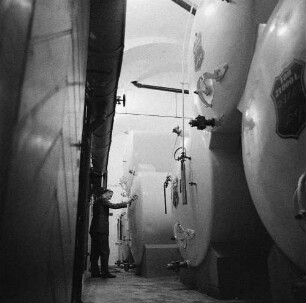 Radeberg. VEB Radeberger Exportbierbrauerei. Gärkeller, Lagertanks