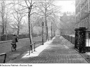 Dresden. Blick in eine Straße (rechts eventuell eine Schule)