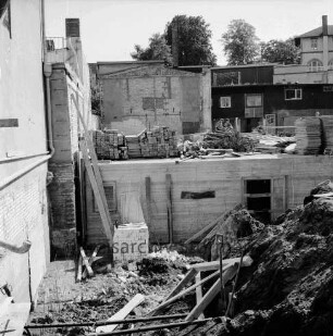 Firma Carl Hoffmann: Hindenburgstraße: Elektrohandel: Neubau: Fundament: darauf Arbeiter: Baumaterial und Baumaschinen: hinten restliche Gebäude: im Hintergrund rechts Gebäude der Volkshochschule: 22. August 1968