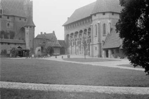Kirchhof : Blick auf einen großen Kirchhof.