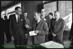 Besuch von Prof. Glenn Theodor Seaborg (Nobelpreisträger und Präsident der United States Atomic Energy Commission (USAEC)) am Kernforschungszentrum Karlsruhe (KfK)