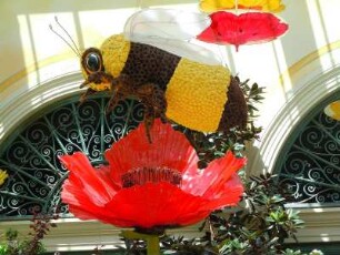 Hotelhalle am Las Vegas Boulevard mit Biene und Blume