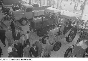Messebesucher in der Fahrzeugausstellung des Industrieverbandes Fahrzeugbau (IFA)