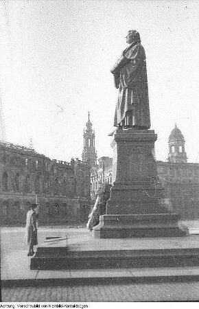 Dresden, Neumarkt, wieder aufgerichtetes Martin-Luther-Denkmal vor der Ruine der Frauenkirche, Februar 1955