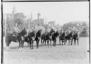 Erntedankfest in Sigmaringen 1933; SA-Reiter auf einer Wiese bei Sigmaringen, im Hintergrund Schloß